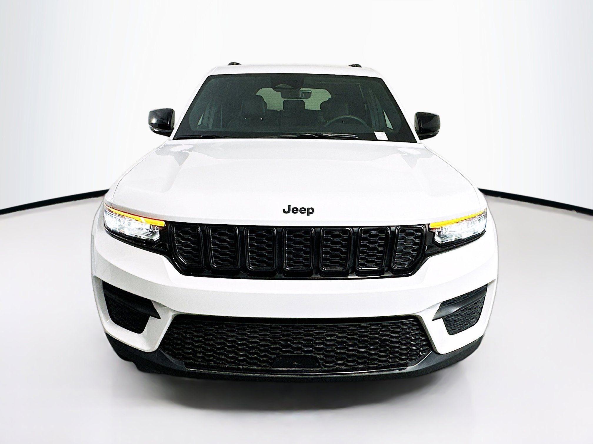 Used 2025 Jeep Grand Cherokee Altitude AWD/4WD image 2