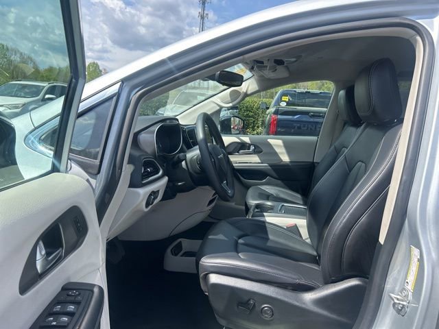 Used 2024 Chrysler Pacifica Touring-L image 14