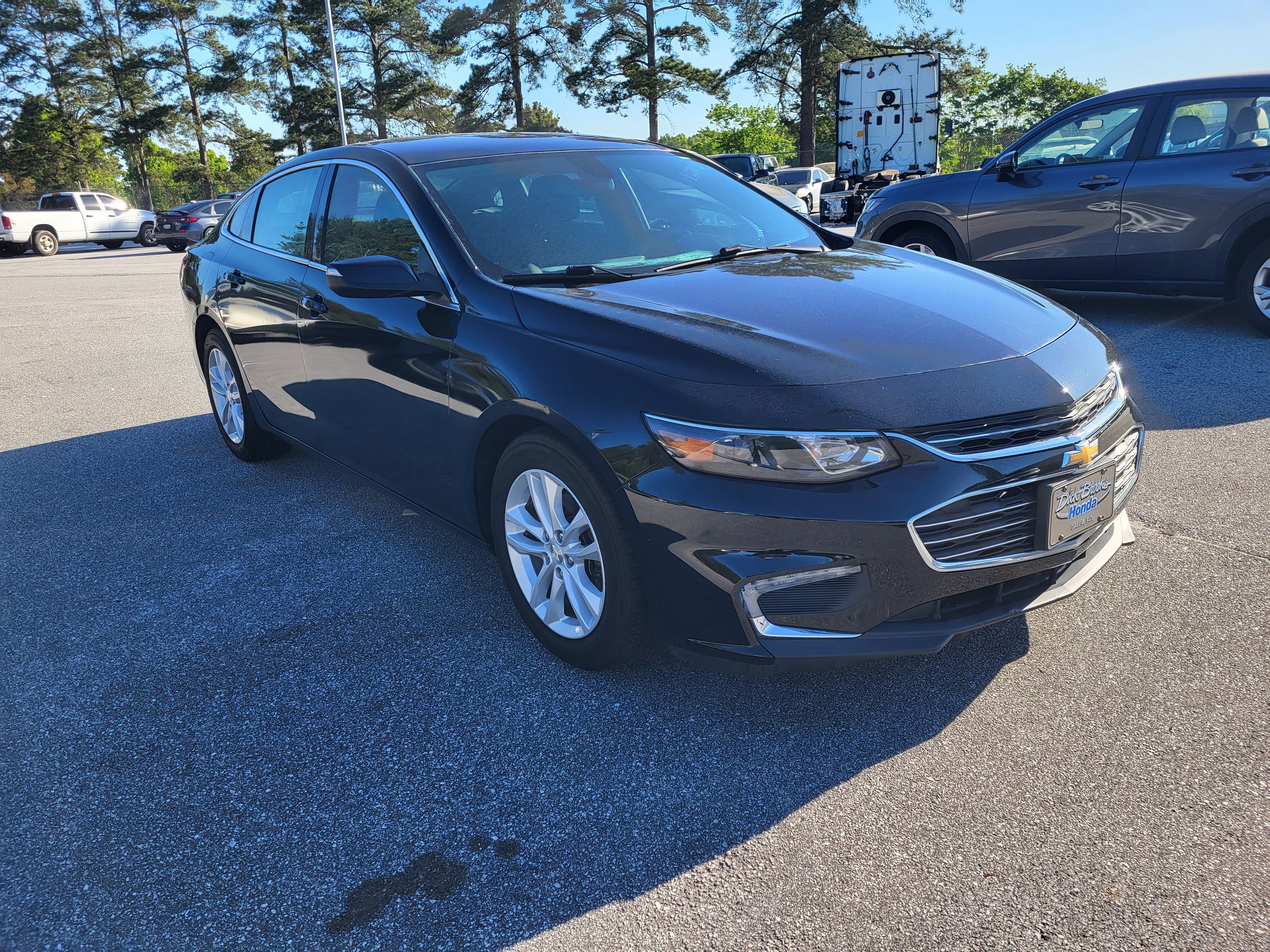 Used 2017 Chevrolet Malibu LT FWD image 3