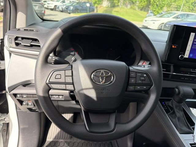 Used 2025 Toyota Sienna LE FWD image 25