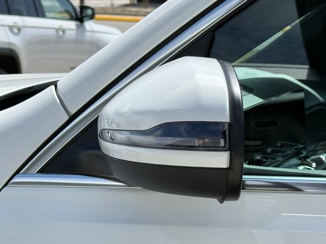 Used 2025 Mercedes-Benz GLB 250 4MATIC image 37