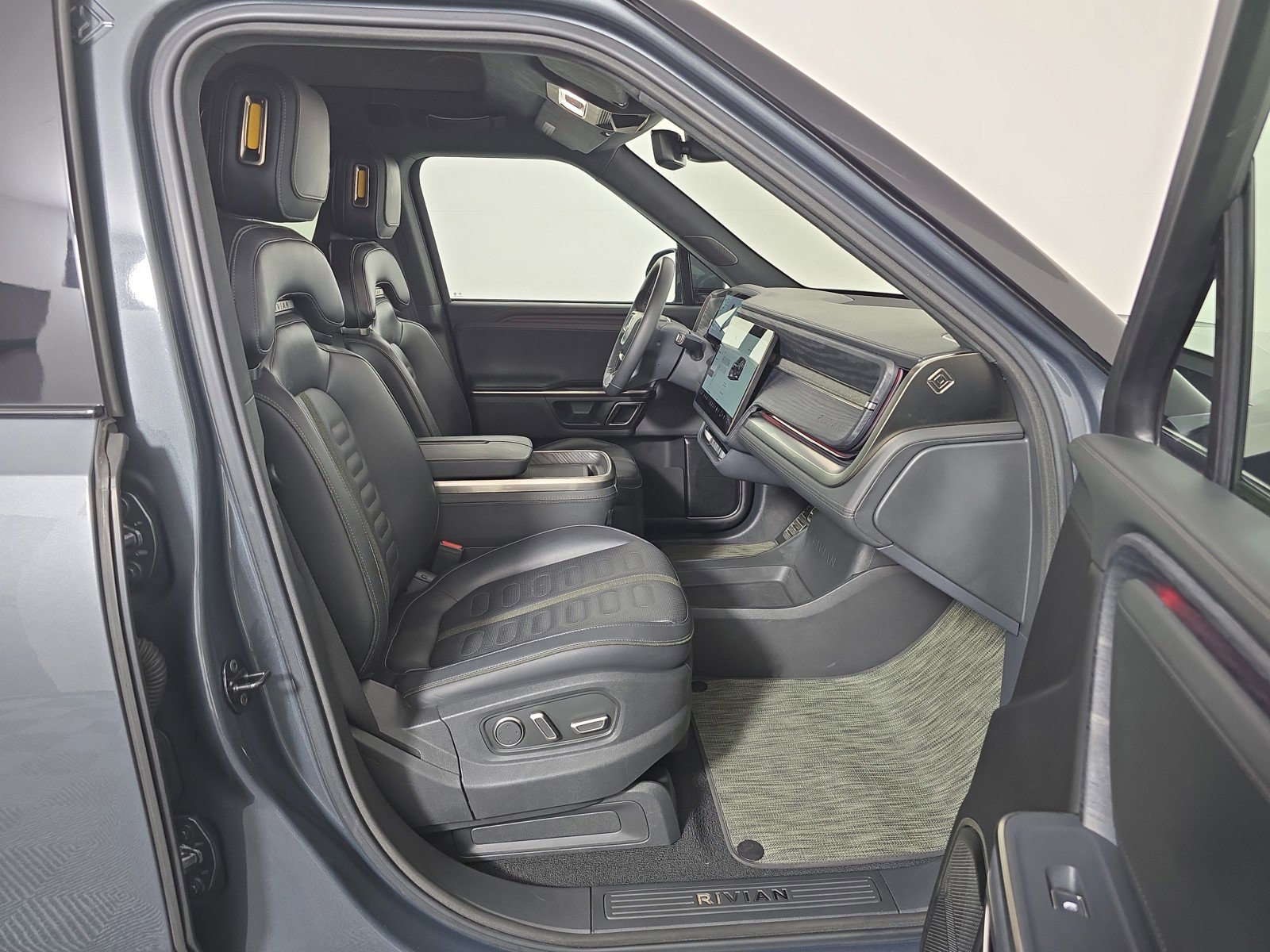 Used 2024 Rivian R1S Adventure AWD/4WD image 25