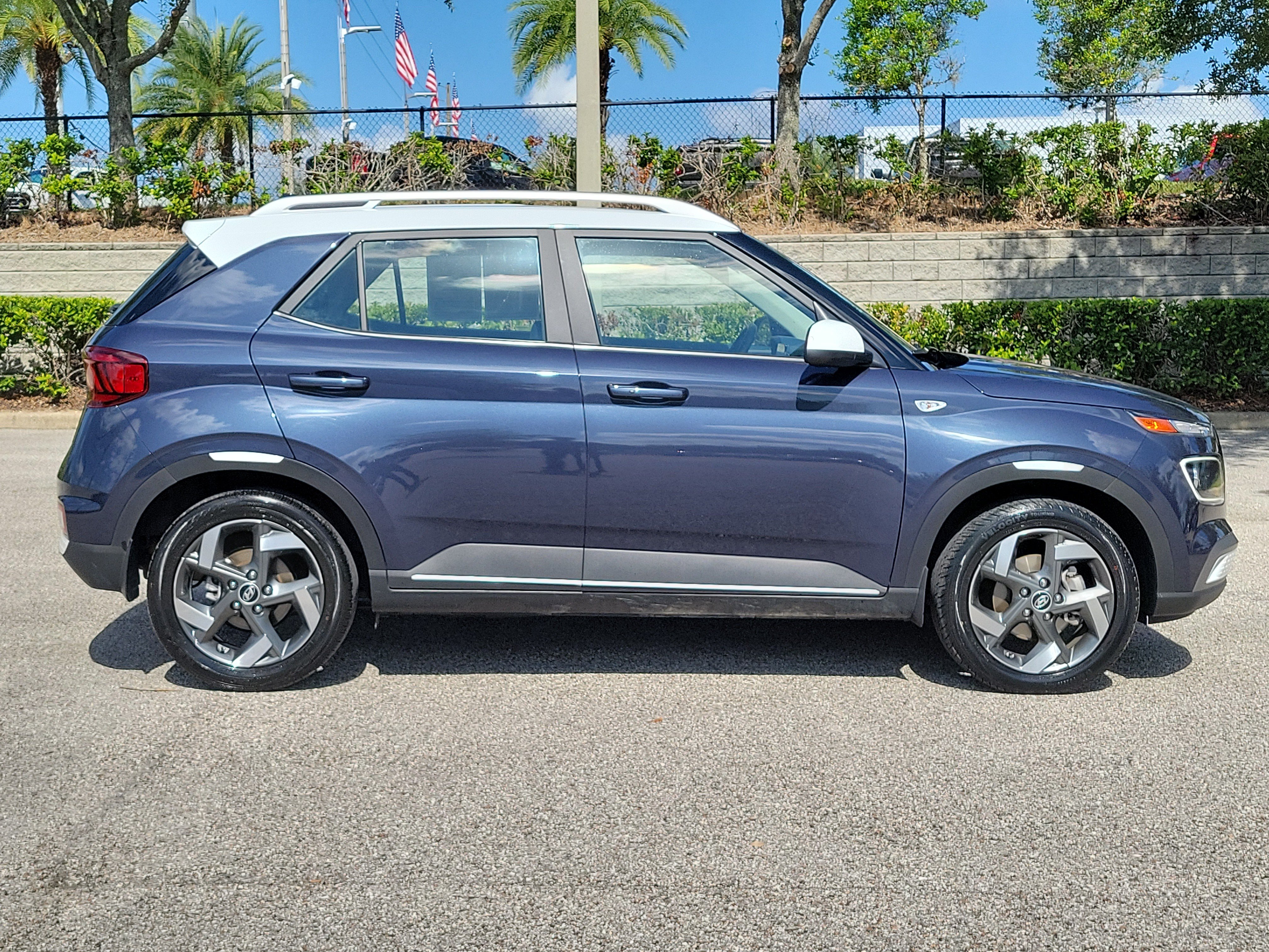 Used 2020 Hyundai Venue FWD image 4