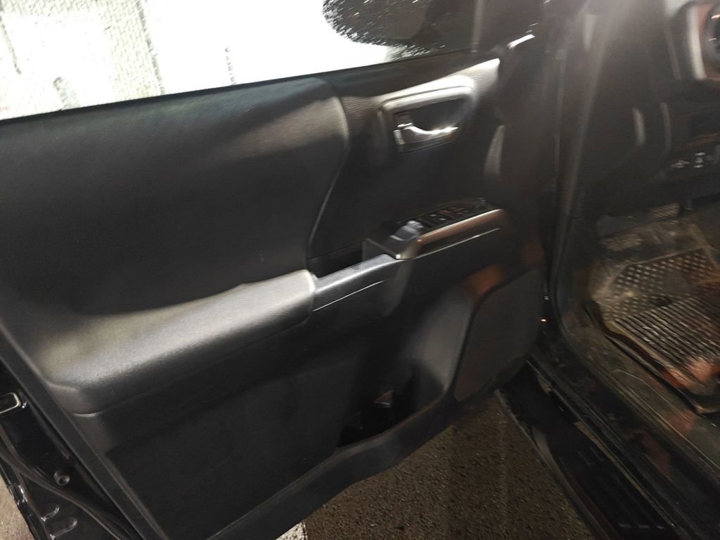 Used 2019 Toyota Tacoma TRD Off-Road image 7