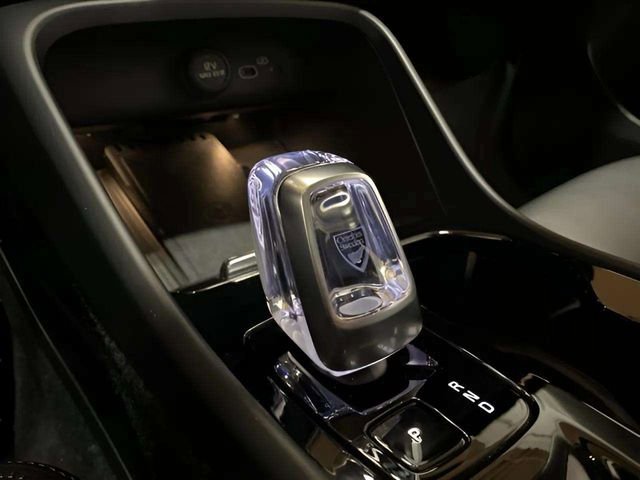 Used 2025 Volvo XC40 B5 Plus image 29