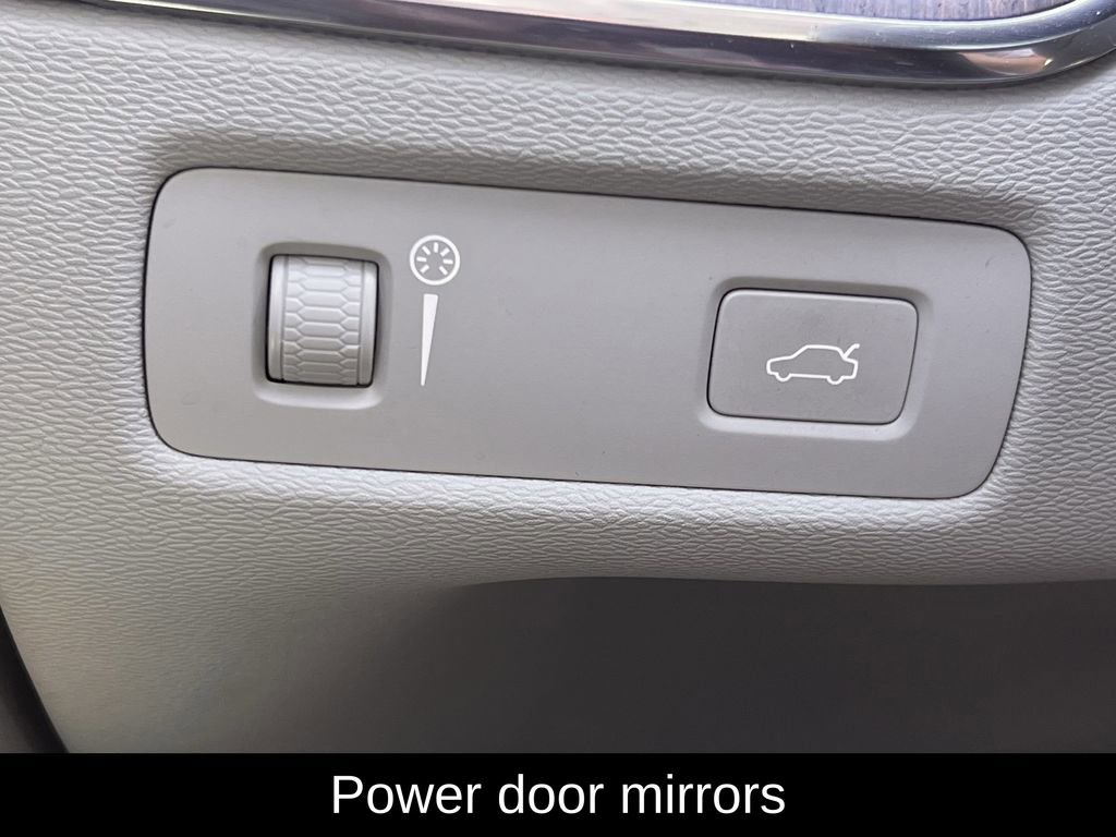 Used 2021 Volvo XC60 T6 Momentum image 23