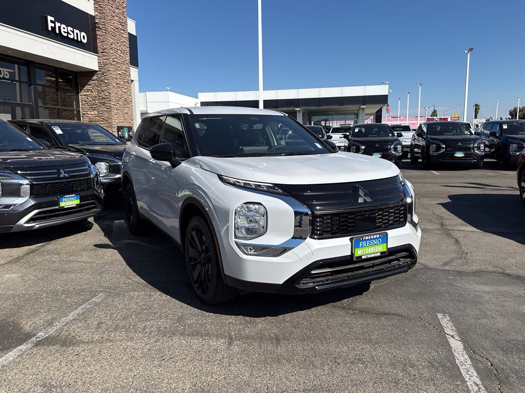 New 2026 Mitsubishi Outlander LE FWD image 2