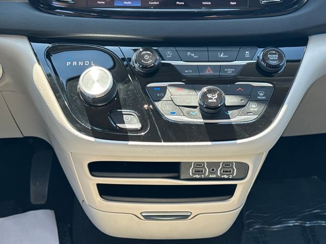 Used 2023 Chrysler Pacifica Touring-L image 23
