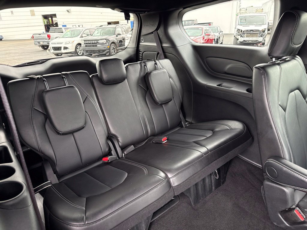 Used 2025 Chrysler Pacifica Select FWD image 36