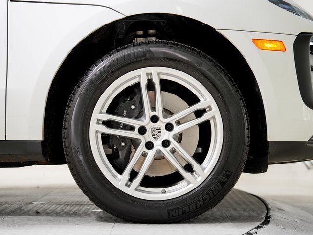 Used 2025 Porsche Macan image 30