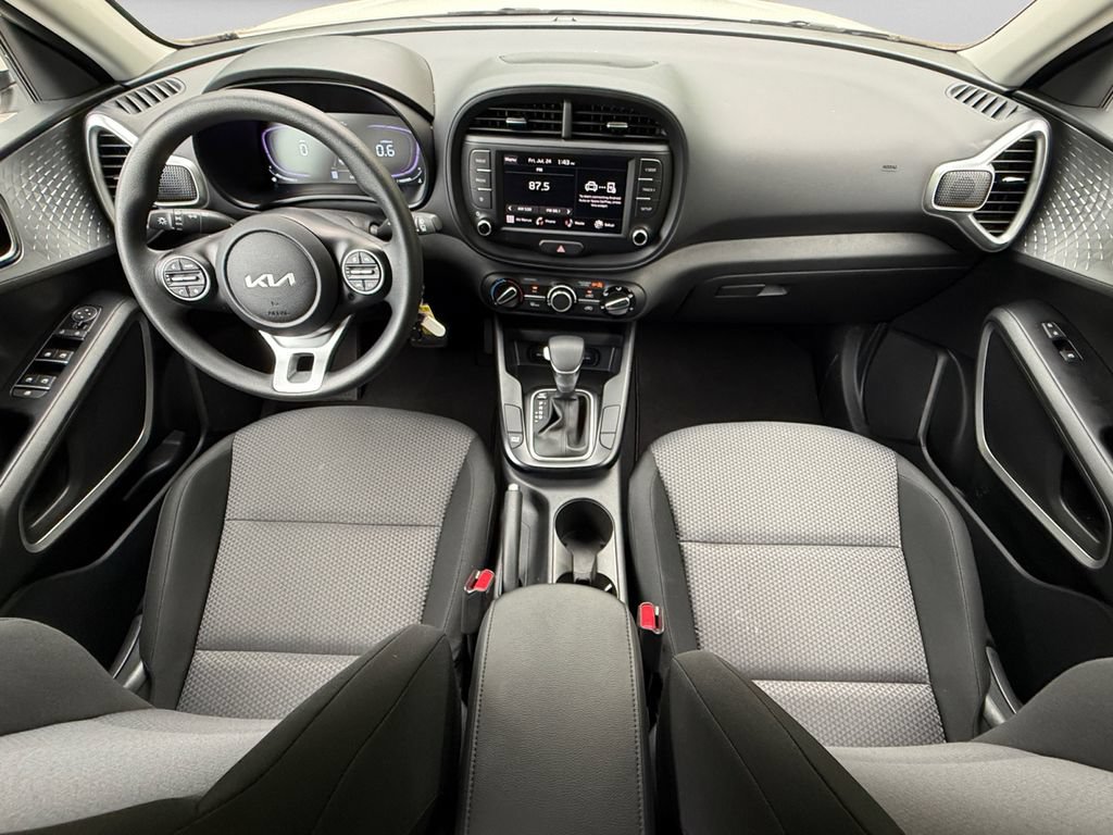 Used 2025 Kia Soul LX w/ LX Technology Package FWD image 15