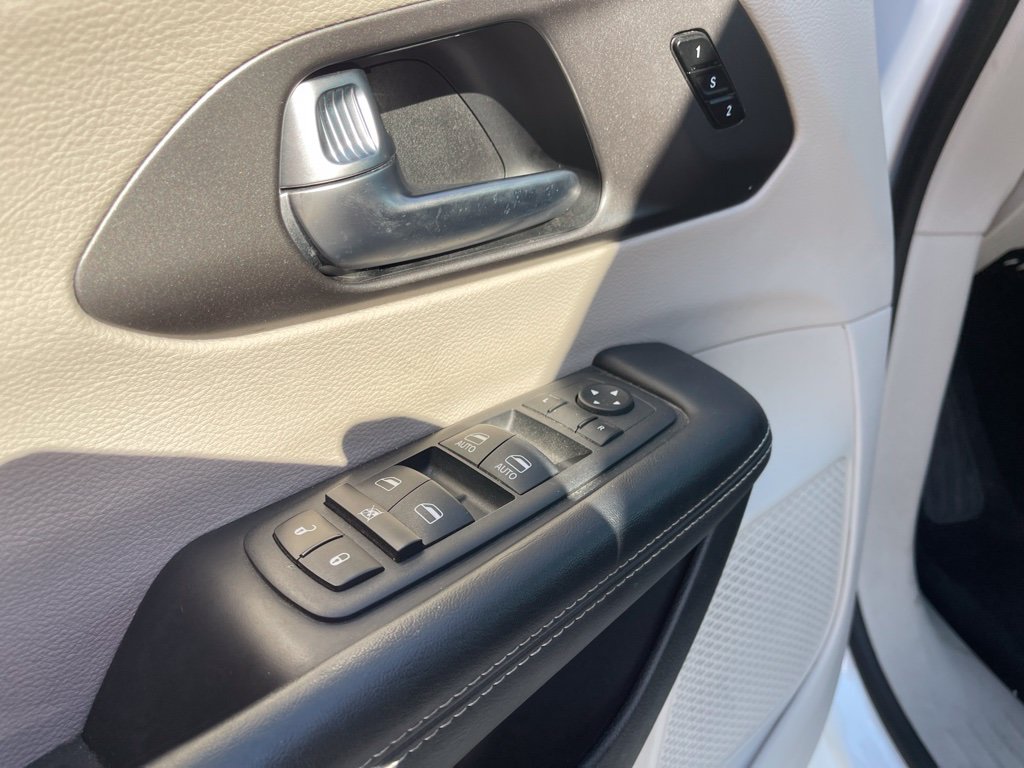 Used 2024 Chrysler Pacifica Touring-L FWD image 11
