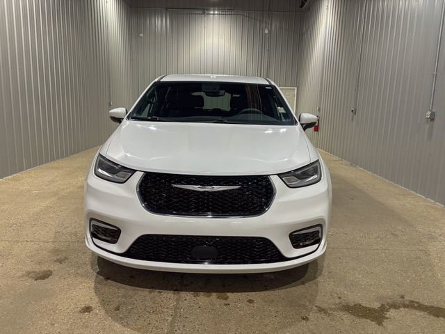 Used 2023 Chrysler Pacifica Touring image 10