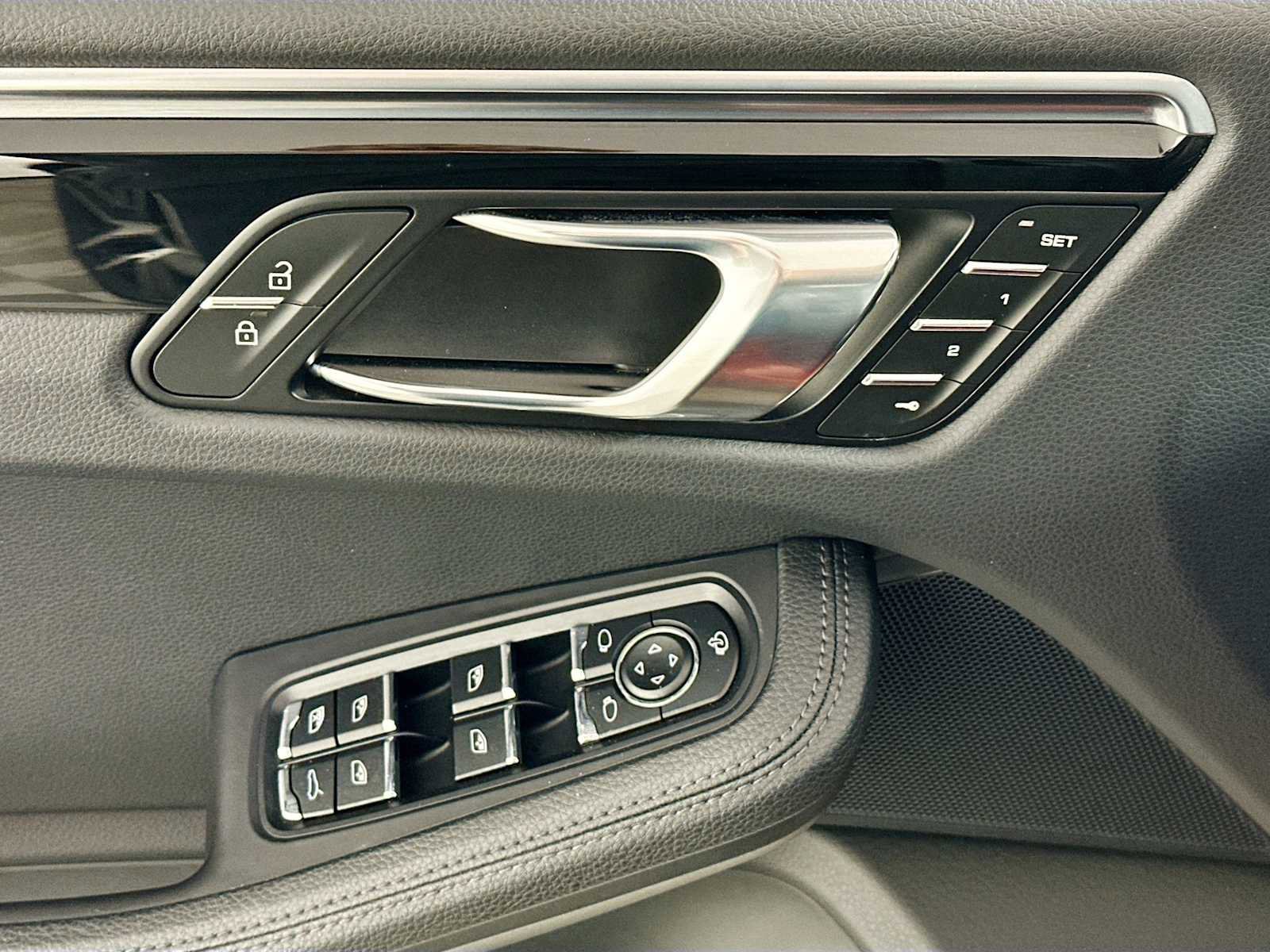 Certified 2024 Porsche Macan AWD/4WD image 19