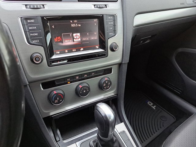 Used 2015 Volkswagen Golf TDI S image 24