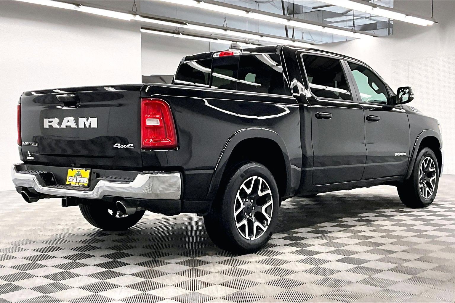 Used 2025 RAM 1500 Laramie AWD/4WD image 13