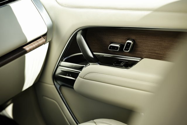 New 2025 Land Rover Range Rover SE image 36