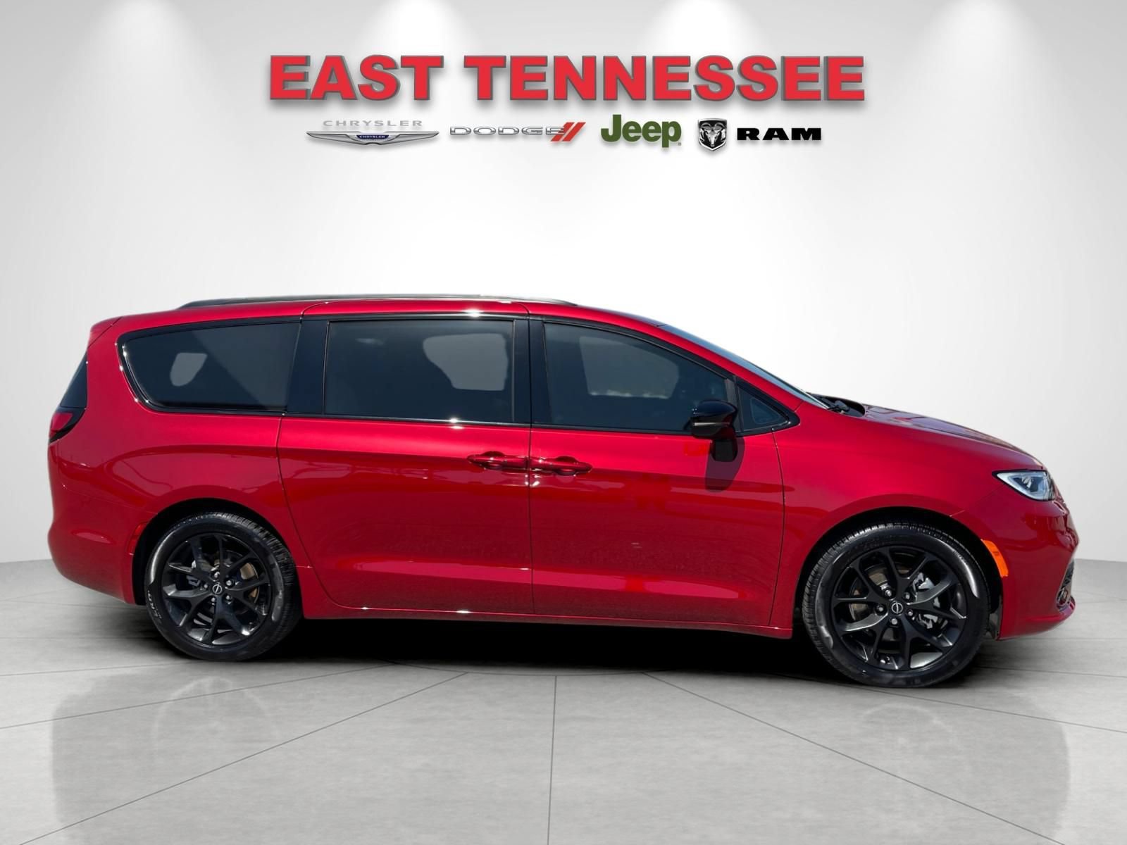 Used 2026 Chrysler Pacifica Limited w/ S Appearance Package FWD image 2
