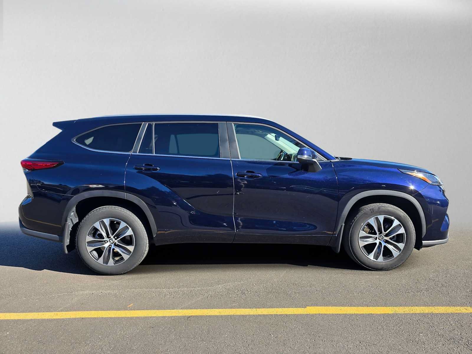 Used 2023 Toyota Highlander XLE AWD/4WD image 2