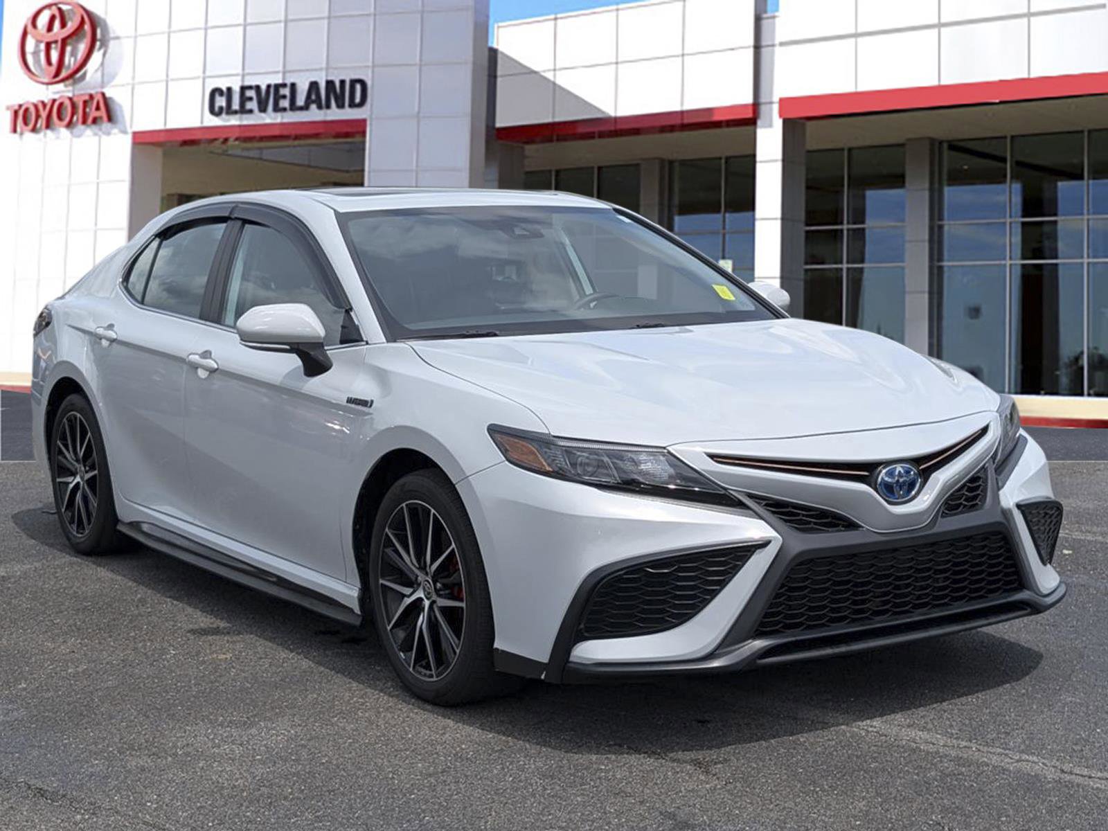 Used 2024 Toyota Camry SE w/ Audio Upgrade Package FWD image 2