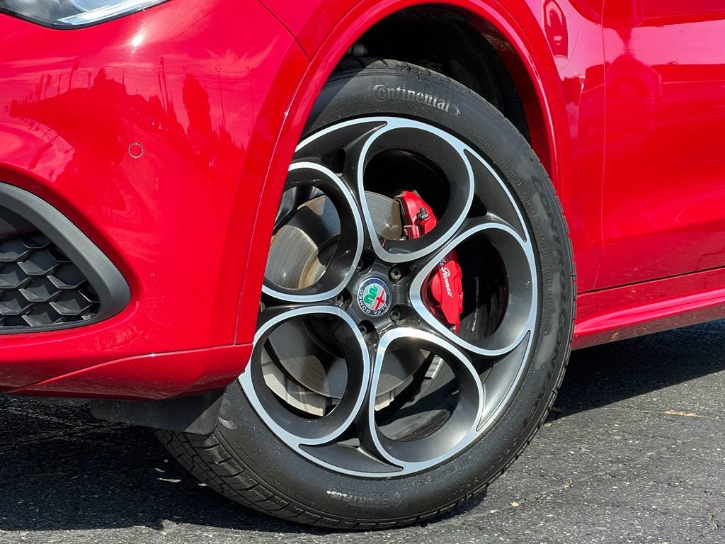 Used 2020 Alfa Romeo Stelvio Ti w/ Active Blind Spot Package AWD/4WD image 2
