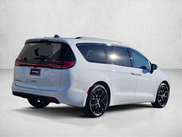 New 2026 Chrysler Pacifica Select image 2