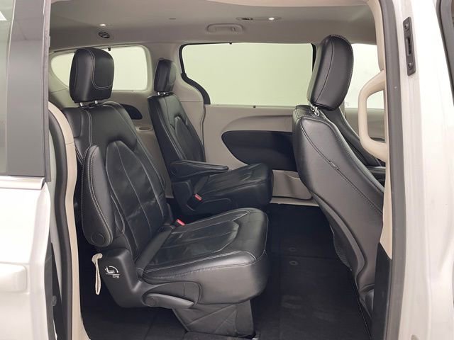 Used 2022 Chrysler Pacifica Touring-L image 15