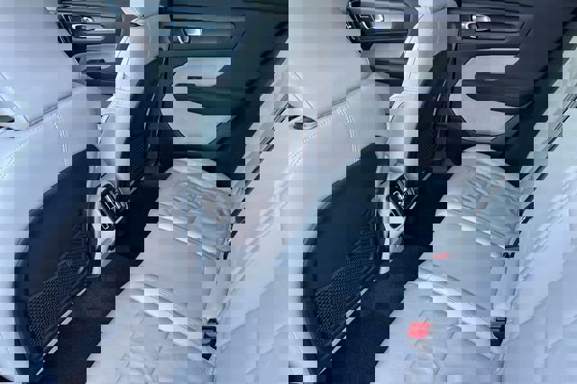 Used 2023 Volvo XC40 B4 Ultimate image 14