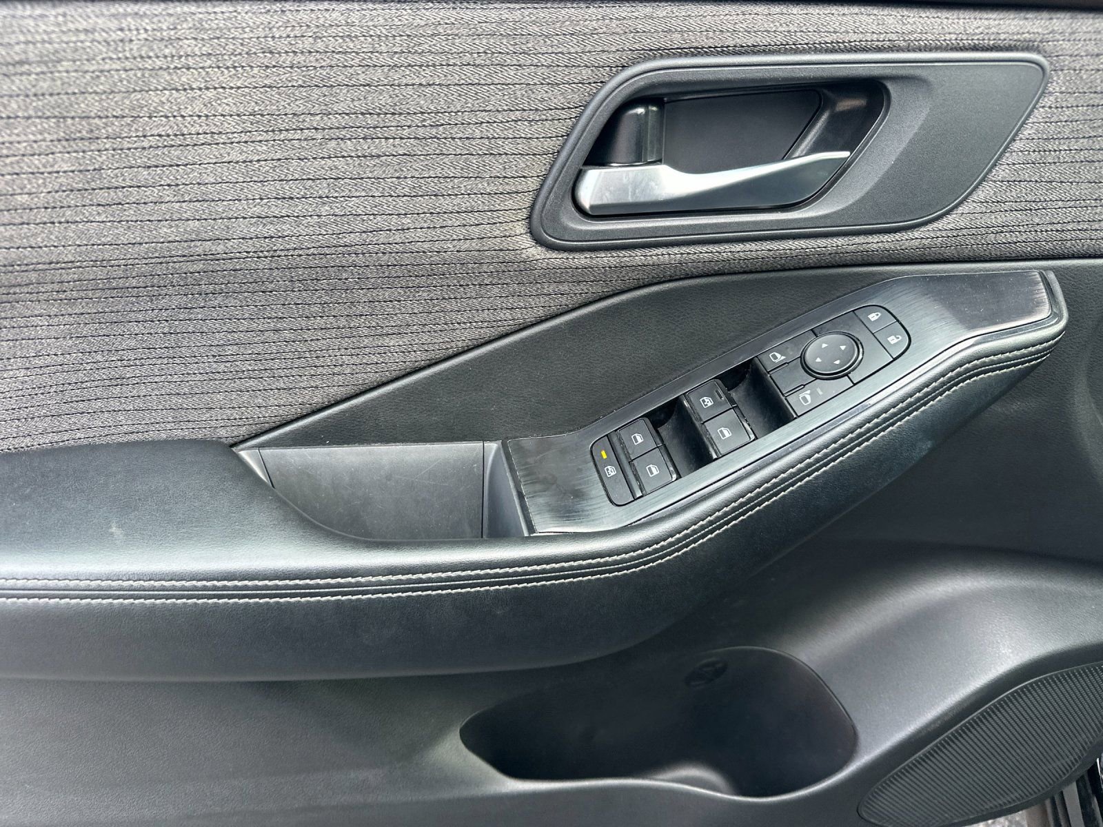 Used 2023 Nissan Rogue SV image 10