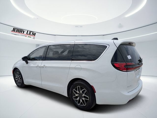 New 2027 Chrysler Pacifica Limited FWD image 5