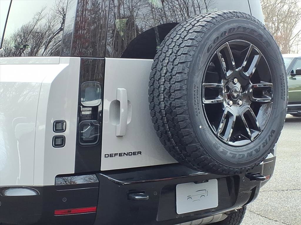 New 2026 Land Rover Defender 110 X-Dynamic SE image 19