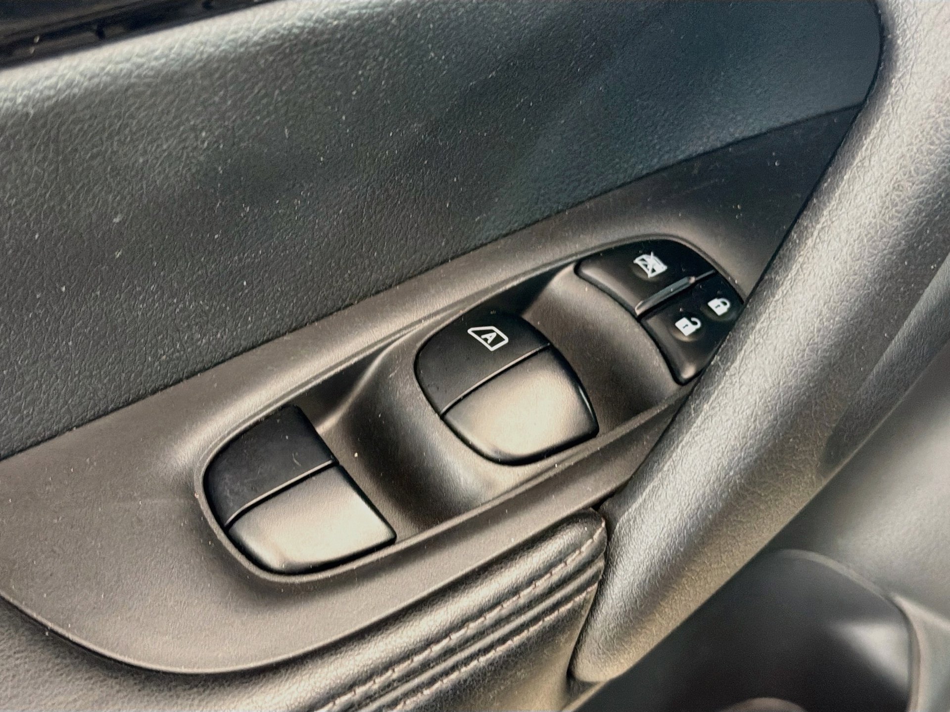 Used 2018 Nissan Rogue S FWD image 20