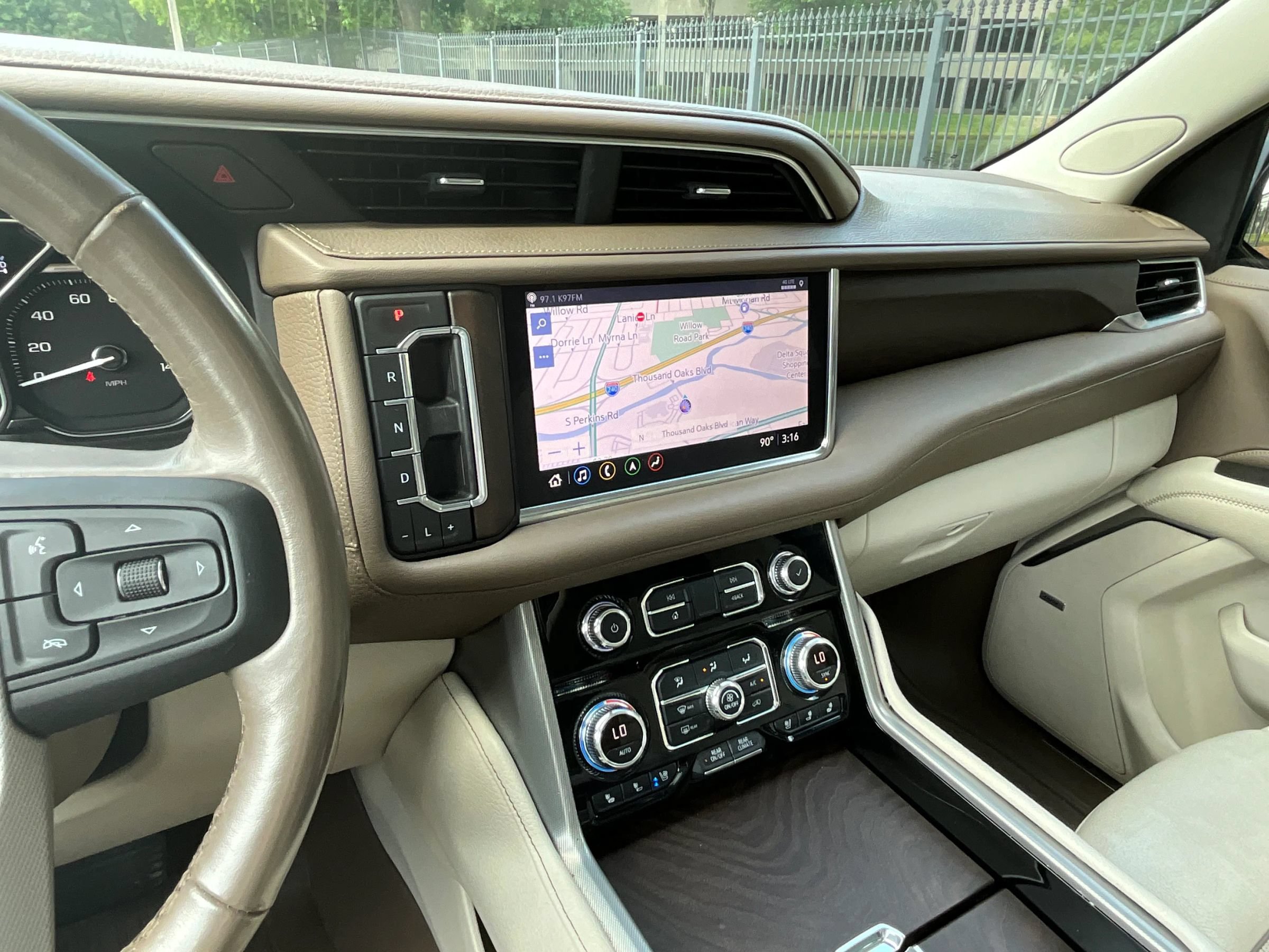 Used 2021 GMC Yukon Denali w/ Denali Premium Package AWD/4WD image 25