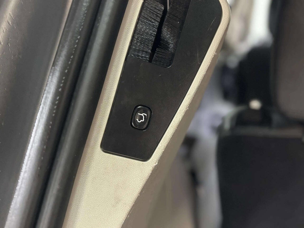 Used 2015 Chrysler Town & Country Touring-L w/ Driver Convenience Group image 17