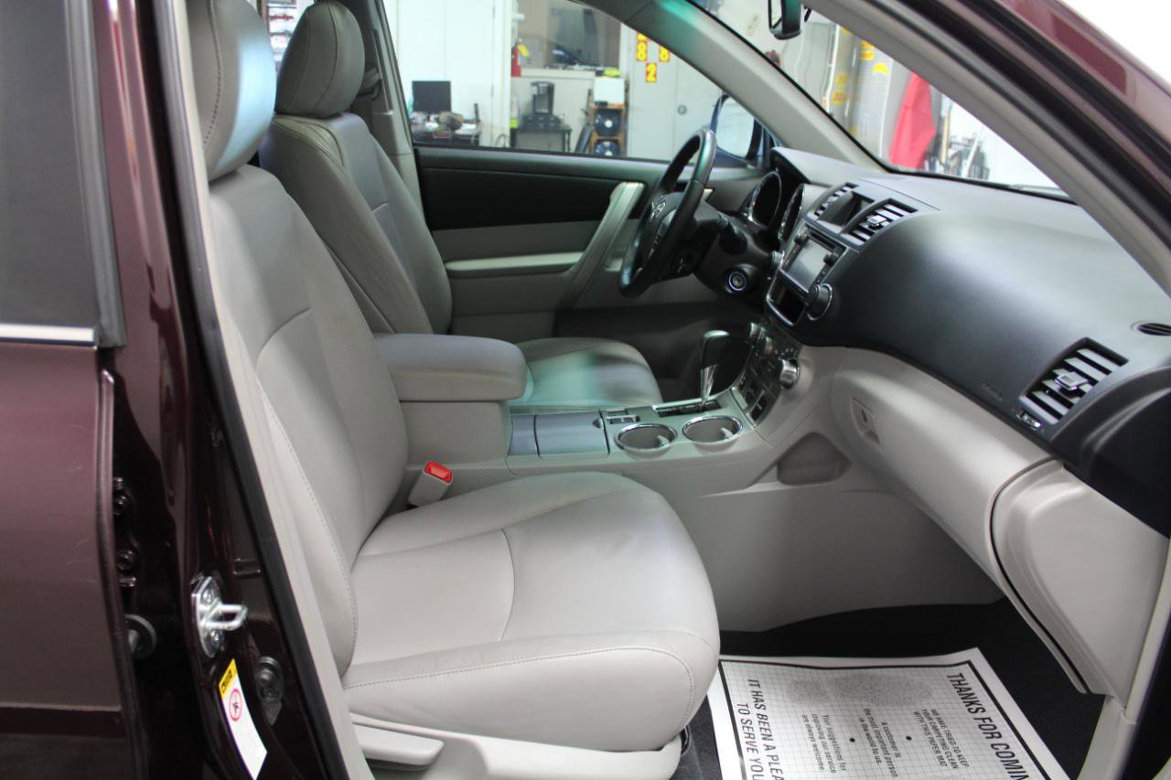 Used 2013 Toyota Highlander SE FWD image 24