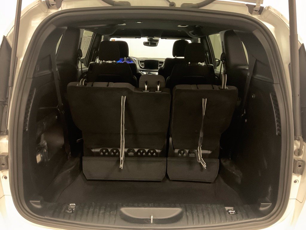Used 2024 Chrysler Pacifica Touring FWD image 8