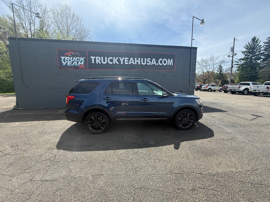 Used 2017 Ford Explorer XLT w/ Equipment Group 202A AWD/4WD image 9