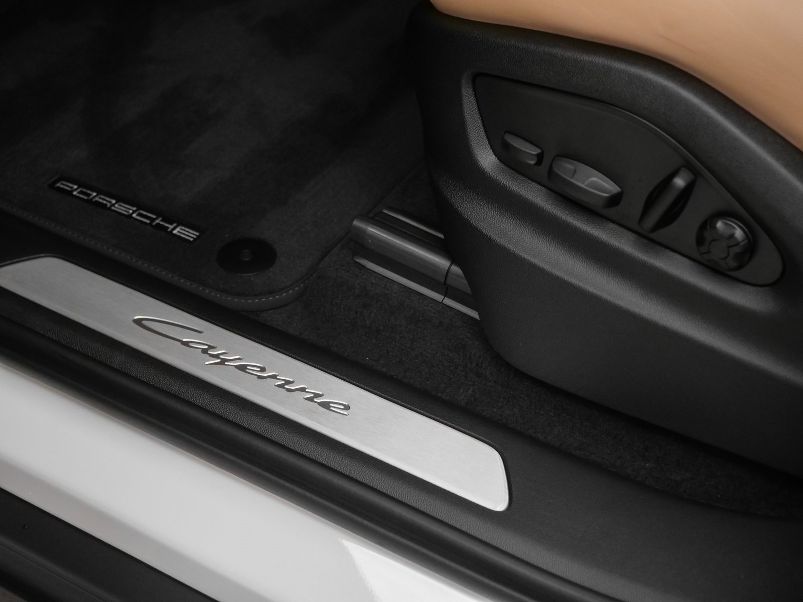 Used 2025 Porsche Cayenne image 26