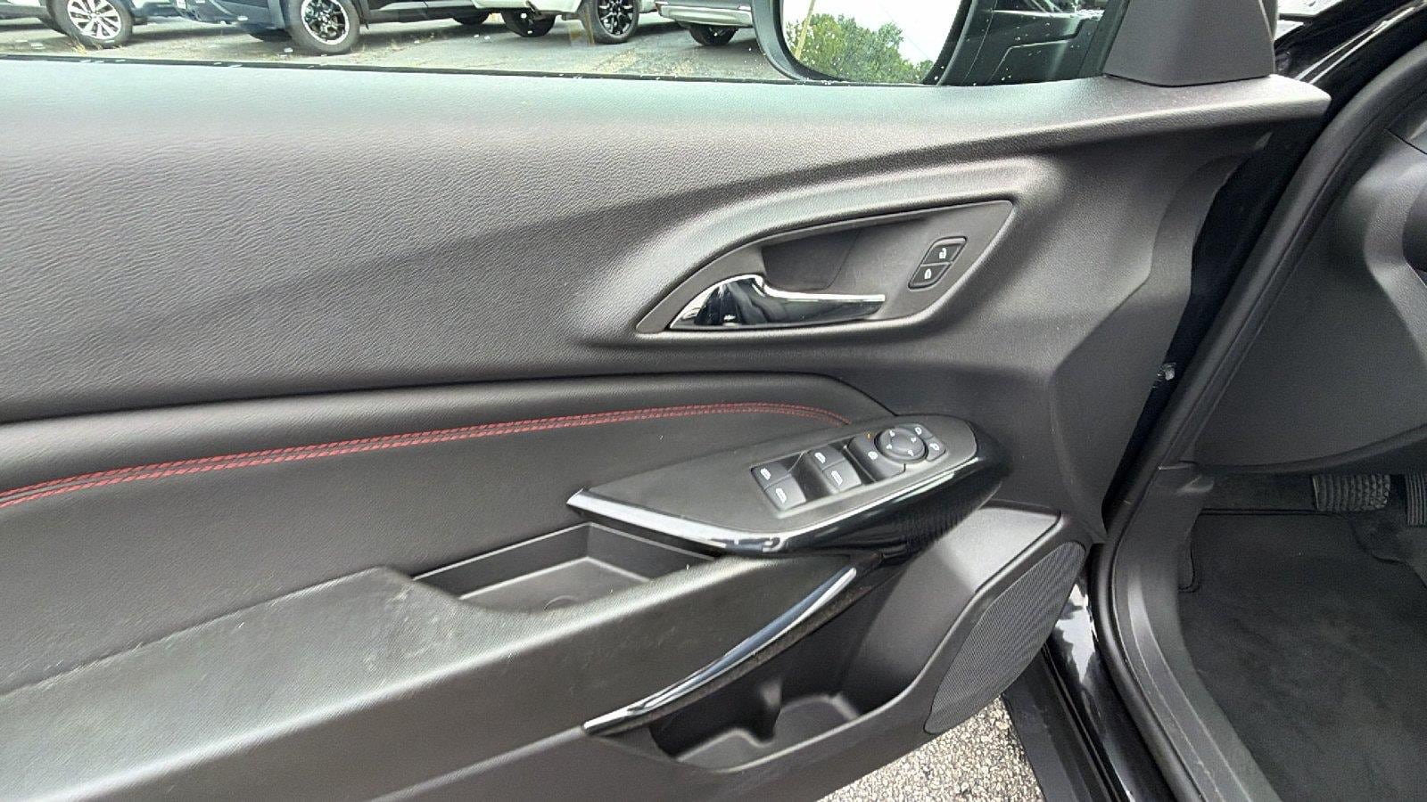 Used 2025 Chevrolet Trax RS w/ Sunroof Package FWD image 16