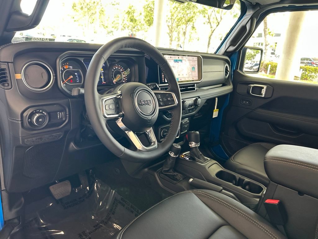 Used 2025 Jeep Wrangler Unlimited Sahara AWD/4WD image 7