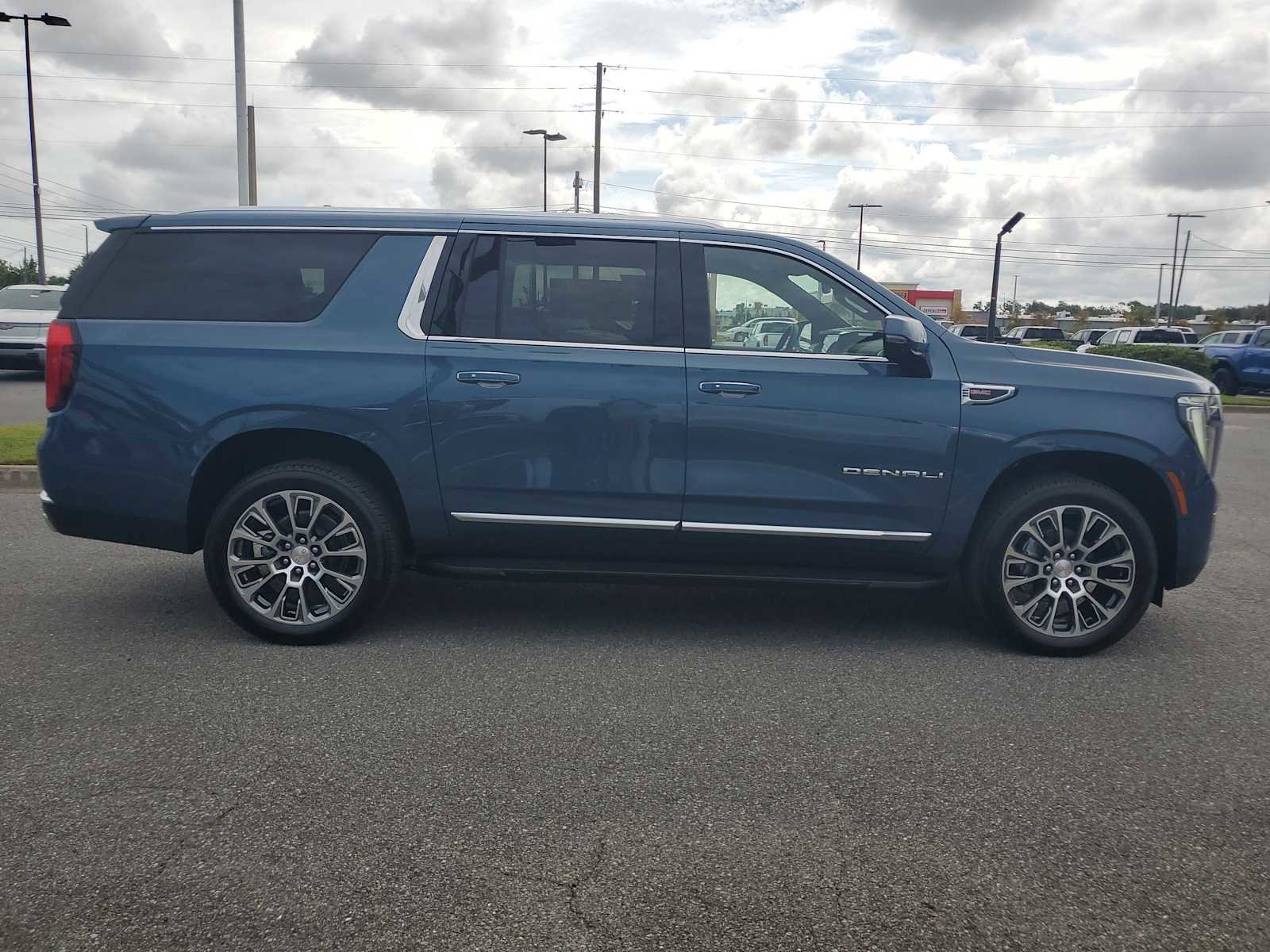 New 2025 GMC Yukon XL Denali w/ LPO, Illumination Package image 7
