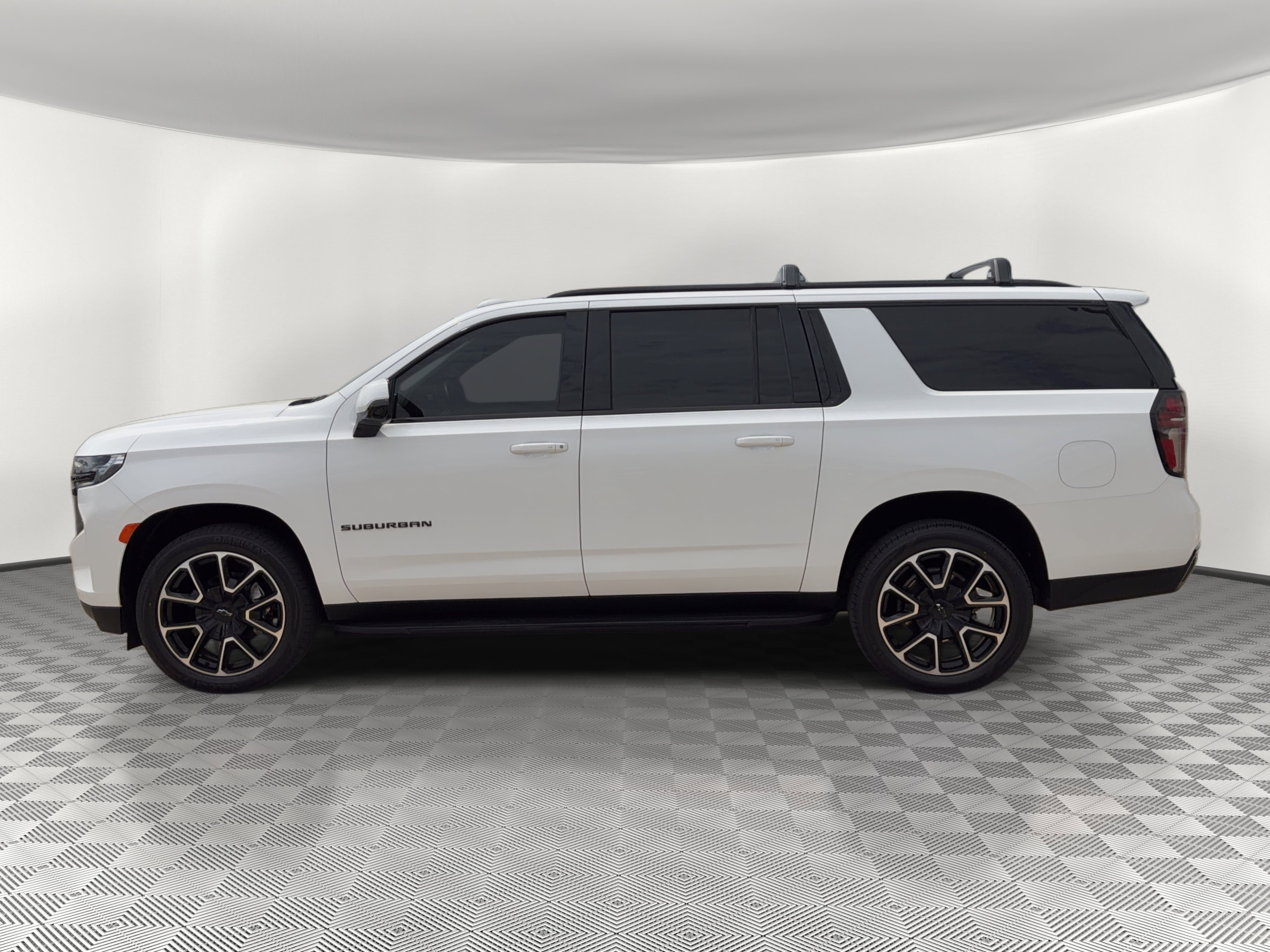 Used 2023 Chevrolet Suburban RST w/ Luxury Package AWD/4WD image 2