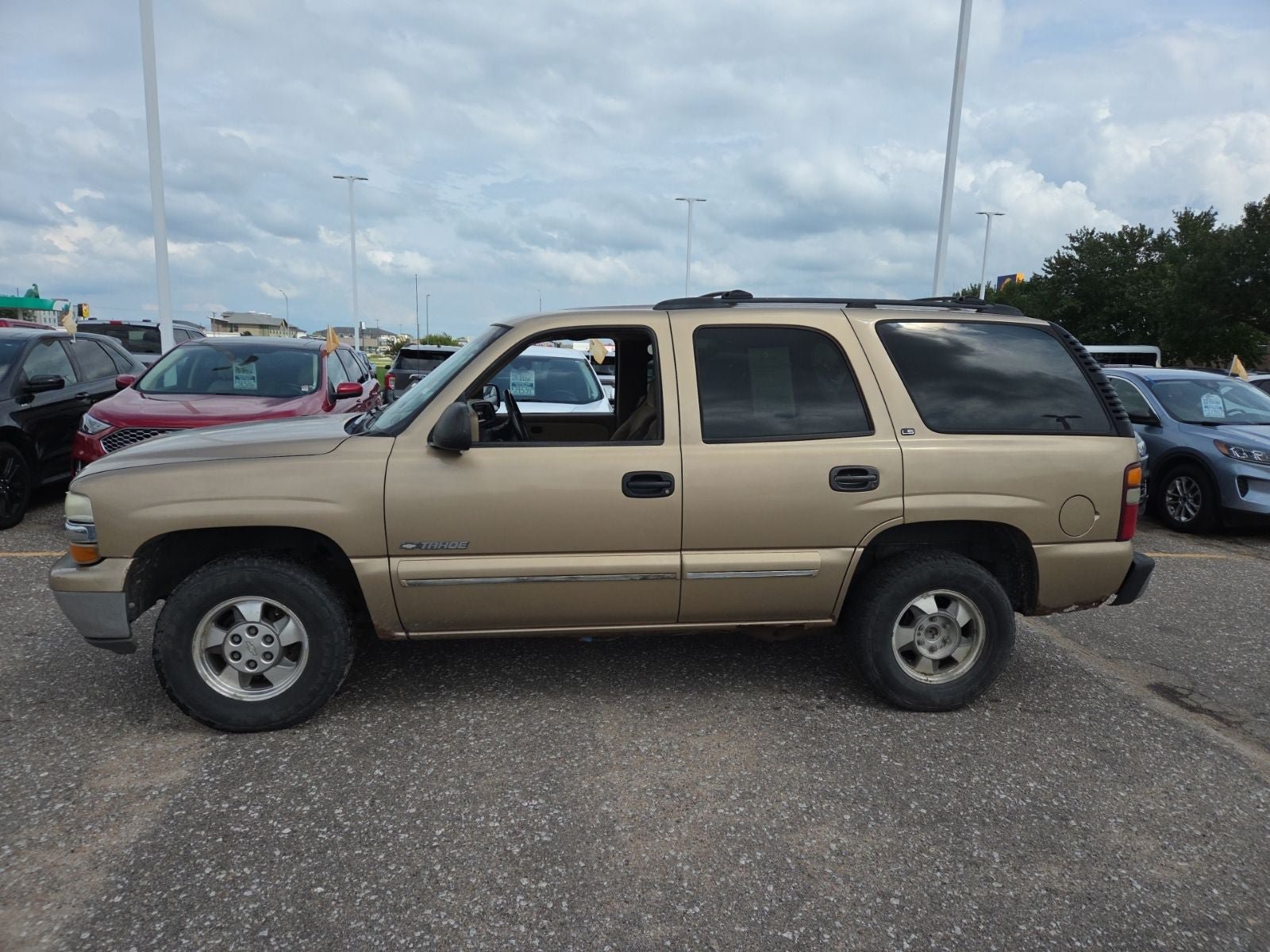 Used 2000 Chevrolet Tahoe LS w/ LS Preferred Equipment Group AWD/4WD image 2