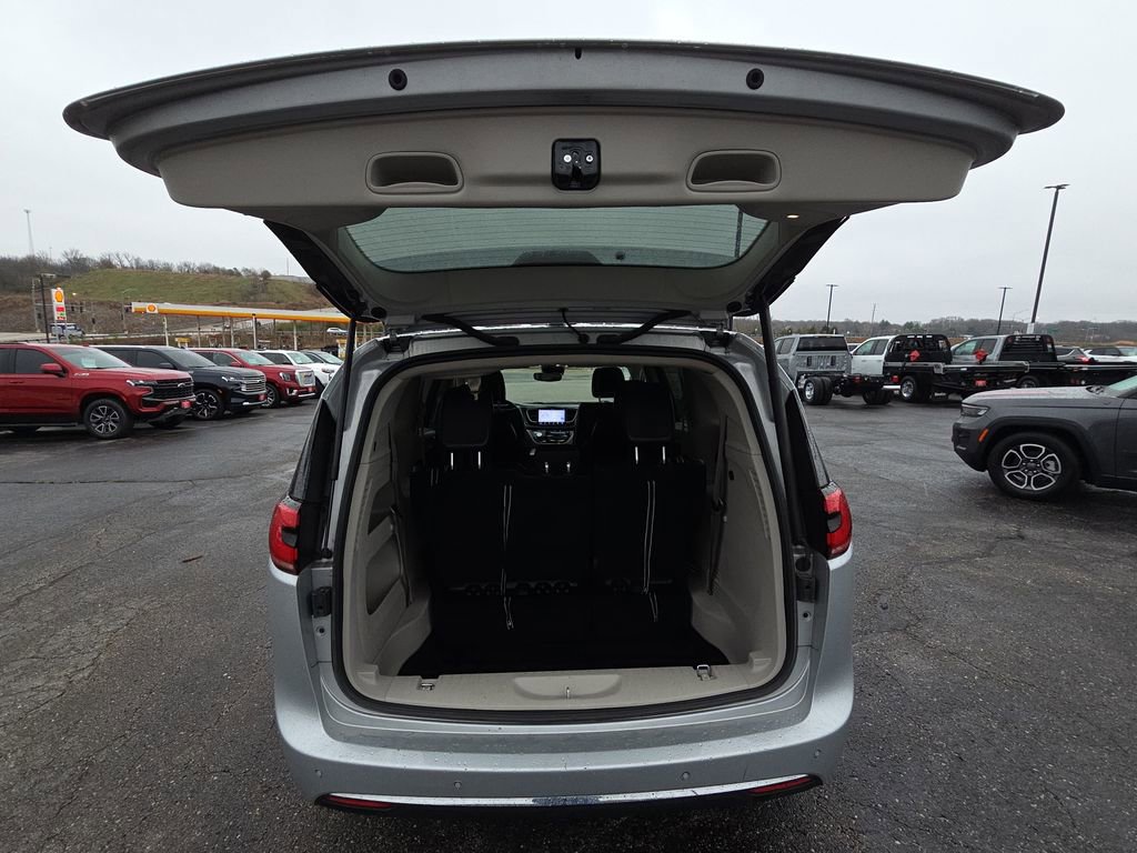 Used 2023 Chrysler Pacifica Touring-L image 30