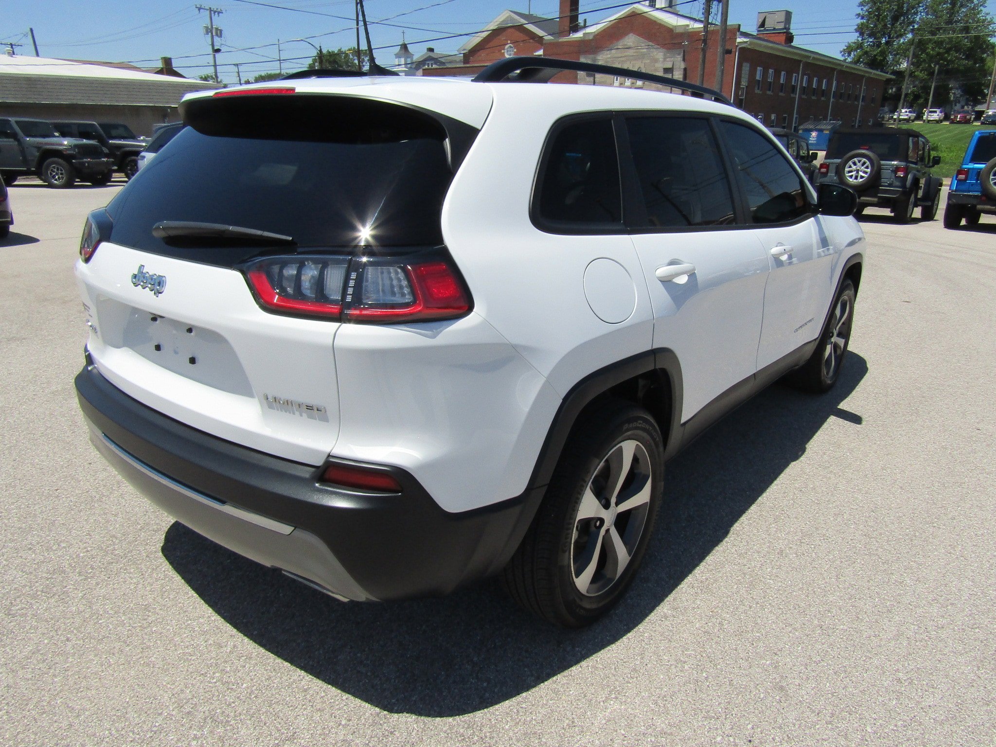 Used 2022 Jeep Cherokee Limited AWD/4WD image 3