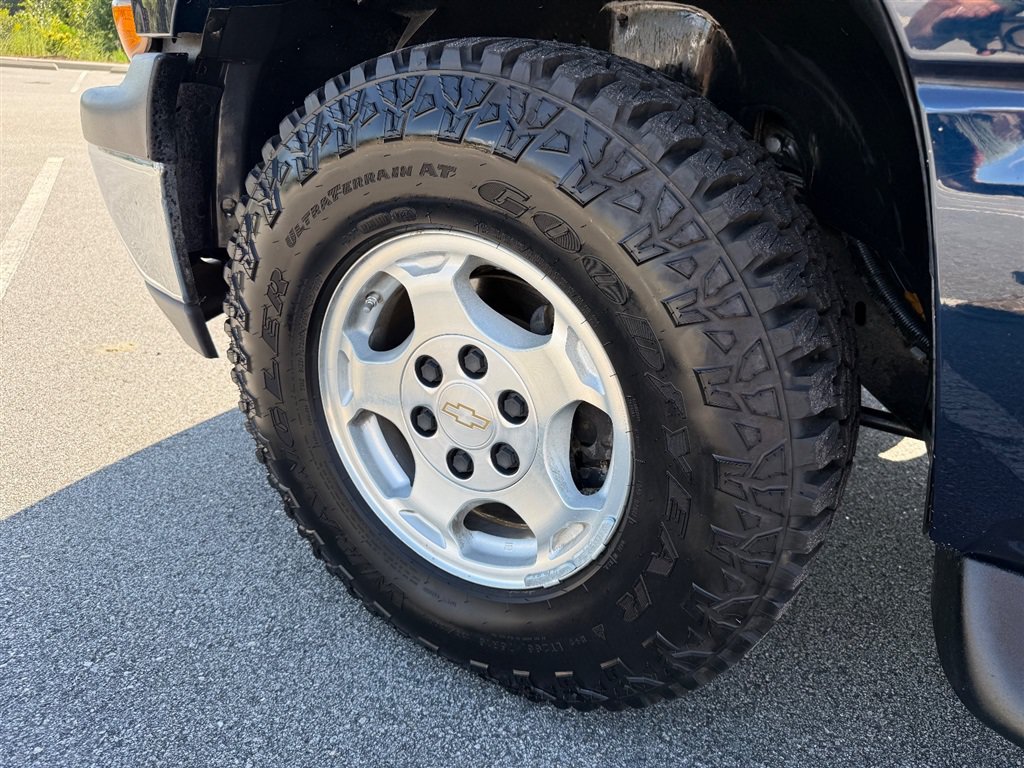 Used 2004 Chevrolet Suburban LS RWD image 9