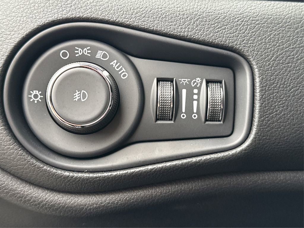 Used 2023 Jeep Renegade Latitude w/ Sun/Sound Group AWD/4WD image 39