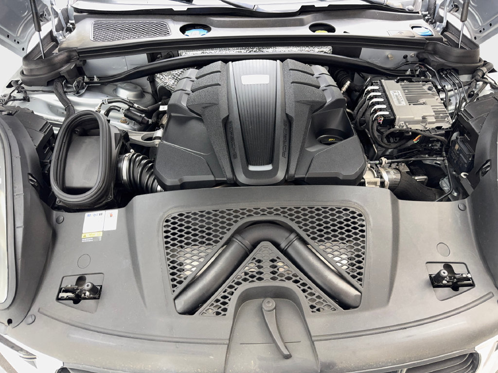 Used 2021 Porsche Macan Turbo AWD/4WD image 76