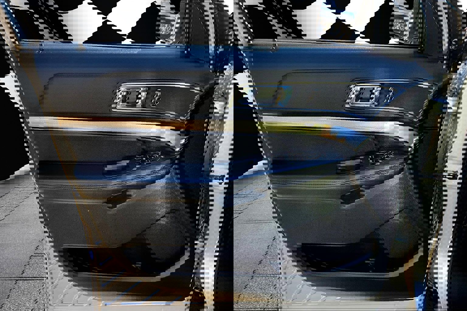 Used 2018 Ford Explorer XLT w/ Equipment Group 202A image 17