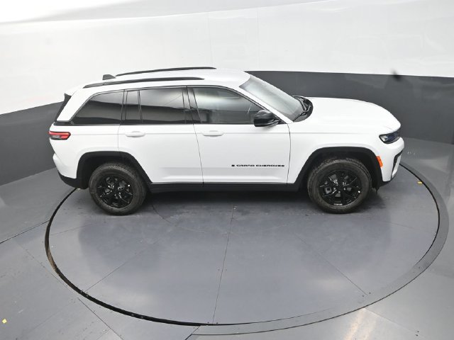 New 2026 Jeep Grand Cherokee Altitude AWD/4WD image 17